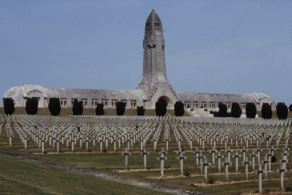 Douaumont Ossuary (สุสานกระดูกดูโอโมต์)