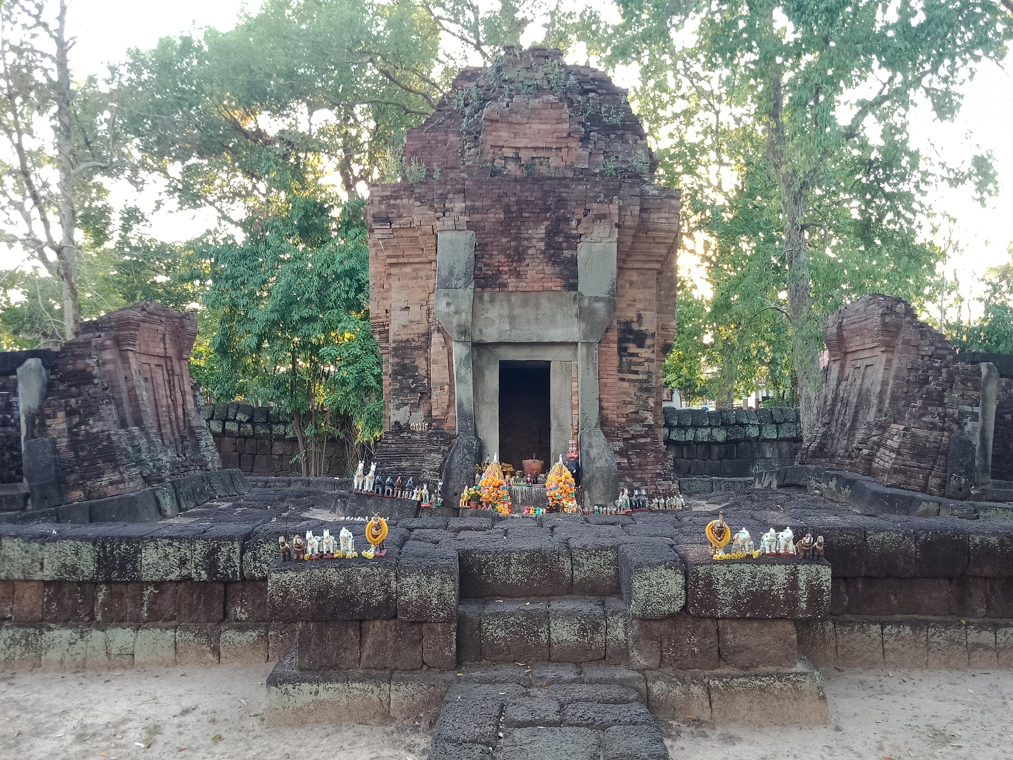 ปราสาทบ้านเบญจ์ อุบลราชธานี